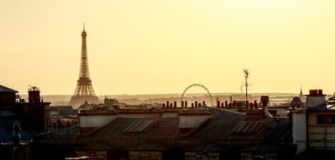 Eiffel_tower_seen_from_a_roof_top