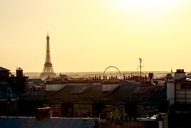 Eiffel_tower_seen_from_a_roof_top