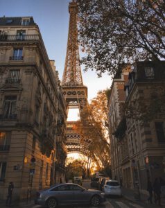 Eiffel_Tower_seen_from_the_street