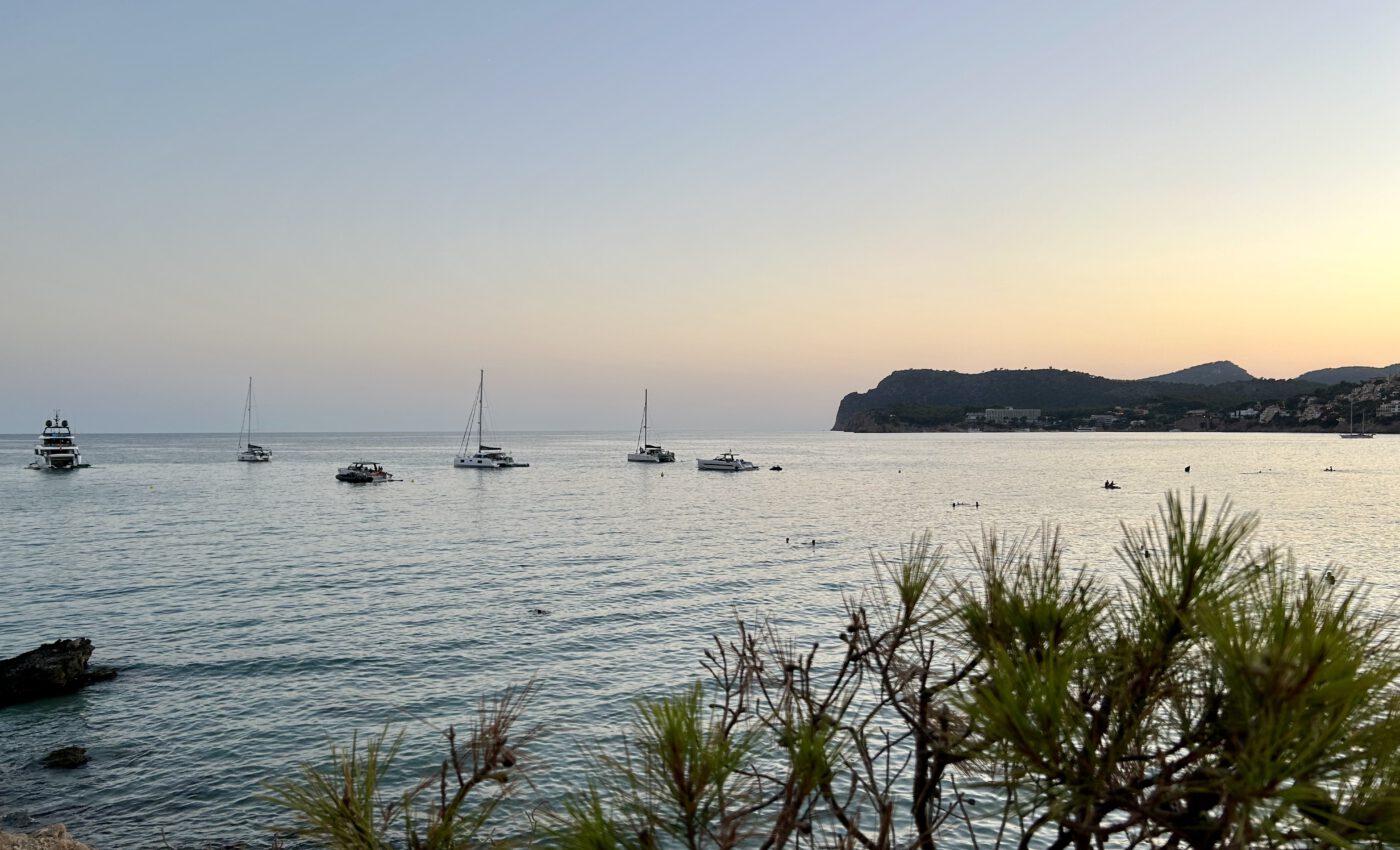 Bay in Mallorca during sunset as a highlight of the ultimate Mallorca travel guide