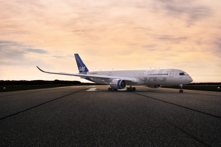 SAS A350 on runway in twillight